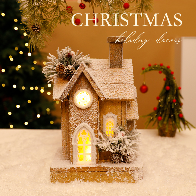 Beleuchtetes Weihnachts-Holzhaus mit Schneelandschaft