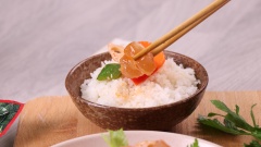 Cho gân bò xào ngũ sắc ra đĩa, ăn nóng cùng cơm trắng. Món gân bò xào ngũ sắc này sẽ khiến bạn vô cùng thích thú bởi hương vị độc đáo và hình thức hấp dẫn - một kiểu đan xen giữa món lạ và món quen. Với cách làm gân bò xào ngũ sắc vô cùng bắt mắt này, bạn sẽ dễ dàng biến tấu cho những bữa ăn gia đình thêm phong phú, lôi cuốn.
