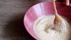 Băm nhuyễn 10gr tỏi cùng với 10gr cá hộp Anchovy rồi đem trộn chung với 100gr mayonnaise, 20gr bột phô mai parmesan, 5gr mù tạt Dijon, 5gr vỏ chanh vàng, 15ml nước cốt chanh vàng. Trộn lên tạo thành hỗn hợp có màu trắng ngà như hình.