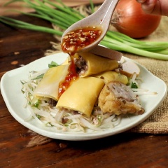 Cắt bánh ra thành từng khúc nhỏ vừa ăn, thêm chả và bánh tôm cắt nhỏ, kèm với giá trụng, rau thơm và dưa leo, chang thêm nước mắm chua ngọt lên trộn đều và thưởng thức. Vỏ bánh mềm, béo từ trứng cuộn bên trong phần nhân thịt thơm ngon, chấm thêm nước mắm chua ngọt làm cho món ăn thêm phần hấp dẫn, quyến rũ thực khách hơn.