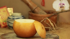 Chọn lê Hàn Quốc để trái được to, có vị chua nhẹn thanh mát. Rửa sạch, cắt nắp trái. Dùng muỗng nạo lấy phần ruột, nhớ chừa thành trái dày khoảng 0.5 cm để trái lê sau khi hấp vẫn cứng cáp. Phần ruột vừa nạo ra cắt hạt lựu.