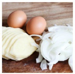 Khoai tây gọt vỏ, rửa sạch, bào lát mỏng. Hành tây xắt lát mỏng. Trứng đập ra chén, nêm chút muối, tiêu và đánh cho đều lên. Đun nóng chảo với 1 muỗng dầu ăn, cho khoai tây vào chiên 10 phút cho vàng đều các mặt thì lấy ra.