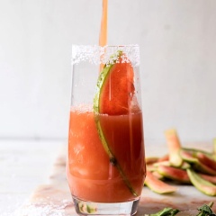 Nước ép dưa hấu trộn đều với nước cốt cam, nước cốt chanh, rượu tequila, muối. Khuấy đều cho đến khi muối tan. Khi uống, bạn cho đá, trái cây thái lát tùy thích ra ly, rót nước ép vào, cho soda lên và thưởng thức nhé.