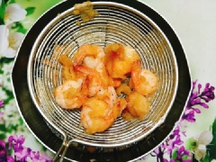 Đặt chảo dầu lên bếp, đun cho dầu nóng, sau đó bạn lấy từng con tôm nhúng vào bát bột ướt vừa pha, cho vào chảo dầu chiên, cứ như vậy bạn làm nhanh tay và chiên cho tôm chín thì vớt ra để ráo dầu. Cho tôm vừa chiên vào bát to, sau đó đổ bát nước sốt mayonnaise vừa pha sẵn khi nãy vào, trộn đều rồi xúc tôm ra đĩa và rắc 1 ít rau mùi thái nhỏ lên trên là xong.