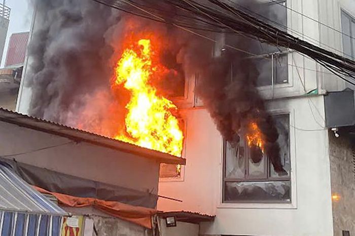 Hà Nội: Cứu 8 người thoát khỏi biển lửa trong ngõ Lĩnh Nam - Báo Tin Tức TTXVN