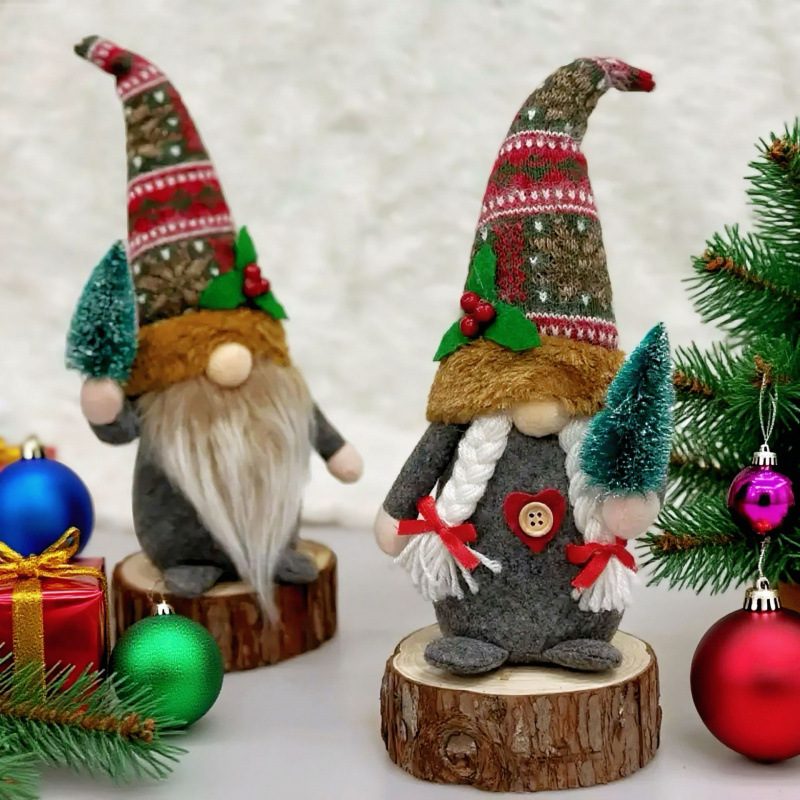 Dekorative Wichtelfigur mit gestrickter Mütze