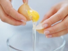 Đầu tiên trộn đường bột với muối rồi cho bơ vào đánh đều. Tiếp đến cho whipping cream vào đánh đều với hỗn hợp bơ đường. Trứng gà tách lấy lòng trắng, rồi từ từ thêm lòng trắng vào đánh cùng hỗn hợp kem đường trên. Sau đó cho bột mì vào đánh cùng cho hòa quyện.