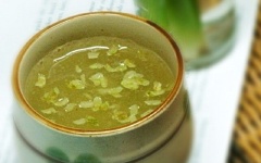 Múc chè cốm lá dứa ra chén và thưởng thức nhé!