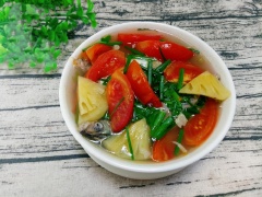 Chỉ một loáng là đã có nồi canh ngon, vị chua chua nhẹ của cà chua và thơm quyện vào từng thớ thịt của cá, tăng thêm vị thơm bùi của cá, sóng sánh trong nước canh chua ngọt đảm bảo sẽ rất đưa cơm trong những ngày hè này.