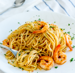 Cho mì ra đĩa, cho tôm lên trên, rắc rau mùi tây lên trên đĩa mì để trang trí. Spaghetti tôm hấp dẫn là món ăn kiểu sang chảnh sẽ sẵn sàng phục vụ cho cả nhà trong thời gian chưa đầy 30 phút. Thích hợp cho những bạn bận rộn công việc nhưng vẫn muốn chuẩn bị bữa ăn ngon lành cho cả nhà.