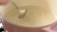 Pha trà sữa: Cho 1 muỗng canh sữa đặc, 30g đường cùng 500ml nước trà khuấy đều rồi cho vào tủ lạnh để mát. Trong 1 nồi khác, cho 50ml nước lọc cùng 30g đường vào nấu cho đến khi đun sôi để làm siro đường.