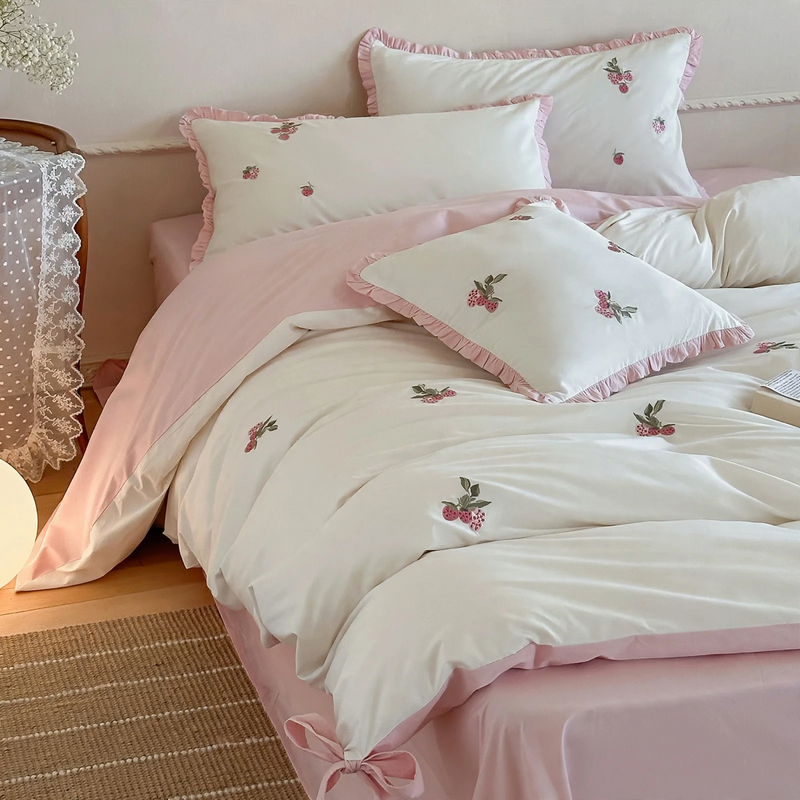 Cotton bedding set with strawberry embroidery