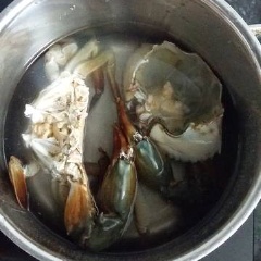 Cua biển rửa sạch, cho vào nồi nước, luộc chín. Cua chín, gắp ra chén, gỡ lấy thịt cua.