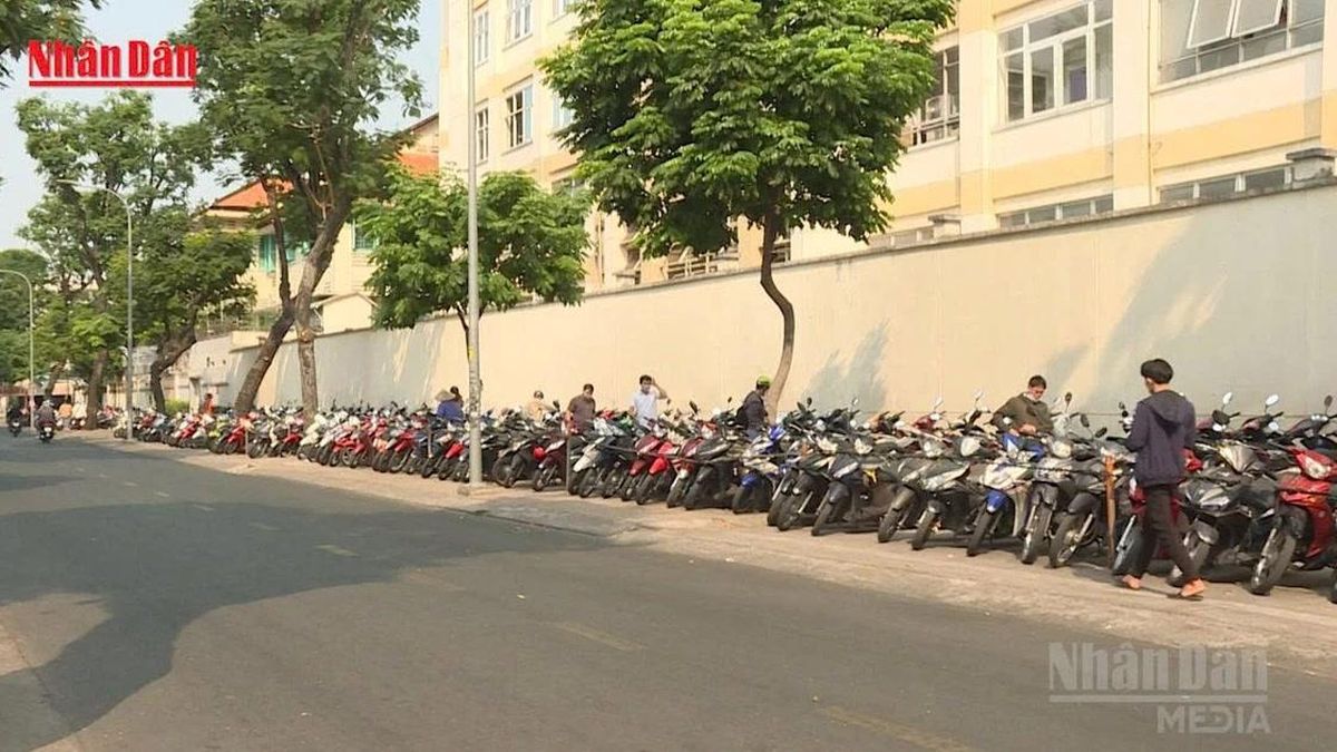 [Video] TP Hồ Chí Minh triển khai thí điểm phần mềm cấp phép, thu phí sử dụng vỉa hè - Báo Nhân Dân