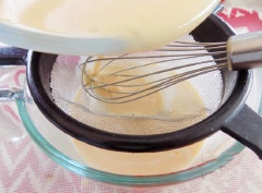 Cho 1 quả trứng gà, 2 lòng đỏ trứng gà và 50g đường cho vào tô lớn, dùng phới đánh tan. Tiếp đến, cho vào nồi 280ml sữa tươi, vani và sữa đặc, nấu lửa thấp, khi sữa vừa sôi lăn tăn là tắt bếp. Đổ sữa tươi vào trứng trộn đều. Sau đó lược qua rây.