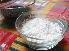Mè đen vo sạch, để ráo, rang thơm, cho vào máy xay mịn. Bột nếp rang thơm.