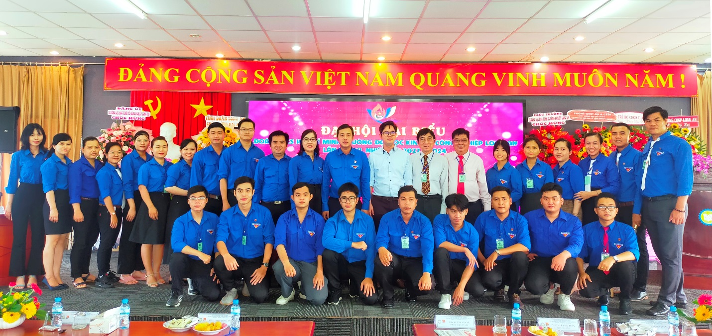 Ban Chấp hành mới cùng đại biểu chụp ảnh lưu niệm