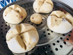 Cho các chiếc bánh bao đường nâu đã ủ vào trong xửng hấp, đậy kín nắp vung lại, đun sôi khoảng 30 phút là bánh chín. Mở nắp vung, đợi khoảng 5 phút là có thể lấy bánh bao hấp ra khỏi xửng và dùng rồi nhé.