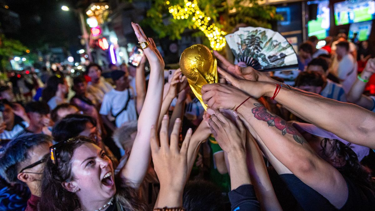 CĐV Argentina nâng cúp tại Hà Nội sau màn ngược dòng ở World Cup - Tạp chí Tri thức