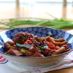 Thịt gà xào cay thơm với thịt gà ta chín dai thơm hơn gà công nghiệp. Thịt gà ngấm đều gia vị mặn ngọt và hỗn hợp nguyên liệu tạo hương rất thơm. Nhất là hương húng quế tạo điểm nhấn rất nổi bật.