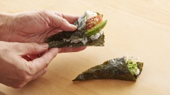 Để làm temakizushi, ta cho một thìa cơm, độ 20g lên trên miếng rong biển nori hoặc lá rau xà lách. Đừng cho quá nhiều cơm vì thế sẽ rất khó cuộn. Dàn mỏng cơm lên miếng nori, nhớ dàn cơm lên phía đầu chứ đừng để ở giữa và hơi ấn nhẹ xuống một chút. Sau đó đặt trên cơm những nguyên liệu ưa thích rồi cuộn miếng rong biển theo hình phễu. Như vậy là ta đã làm xong miếng sushi cuộn tay. Có thể kết hợp nhân cho món sushi cuộn tay như sau: Rong biển nori với cá nục, đậu bắp và gừng. Rau xà lách, cá hồi, hành tây và sốt mayonnaise. Rau xà lách, cá ngừ đóng hộp, dưa chuột và sốt mayonnaise. Rong biển nori, cá ngừ, trái bơ và mè rang.