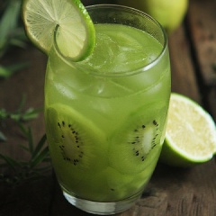 Kiwi là loại trái cây có giá trị dinh dưỡng cao, chứa nhiều vitamin C và vitamin E không chỉ rất tốt cho việc làm đẹp da mà đây còn là chất chống oxy hóa giúp là trắng da, loại bỏ tàn nhang và mụn trứng cá. Kiwi được mệnh danh là vua của các loại trái cây.