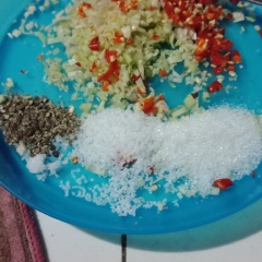 Cá mua về rửa sạch bỏ máu trong phần miệng cá. cạo sach phần máu tanh đó. Để cá ăn ko bị tanh và hôi. Trộn sả băm ớt băm cùng gia vị vào cá cho thấm. ướp ít nhất 15 phút.