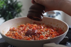 Cho 1 muỗng canh Ketchup, muối, đường, tiêu vào đảo đều. Các bạn có thể nêm nếm lại gia vị sao cho vừa miệng.