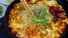 Mì cay phô mai dai dai nóng hổi trộn lẫn với thịt gà và kim chi chua cay đậm đà, phủ đầy những lớp phô mai béo ngậy đích thị là món ăn hấp dẫn mà bạn phải thử qua một lần. Những ngày trời mưa lạnh mà có một chảo mì gà cay phủ phô mai bốc khói nghi ngút này thì cứ phải gọi là hạnh phúc nhất trần đời.