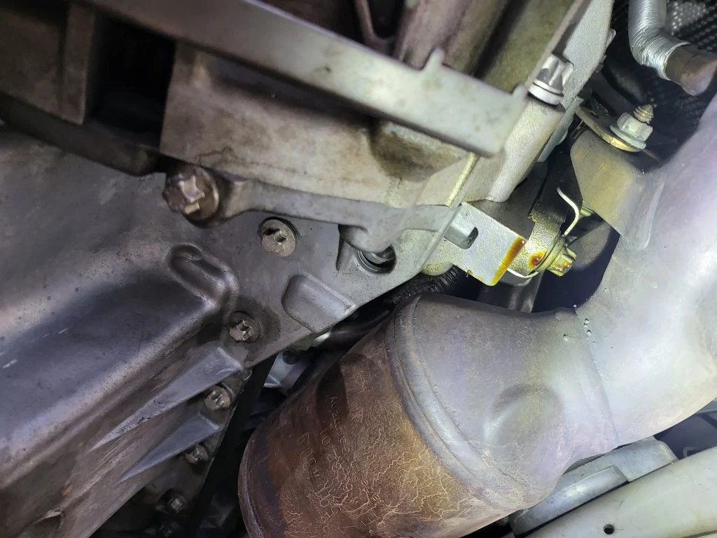 BMW Z4 E89 하부 터보 흡기 영역 누유 흔적