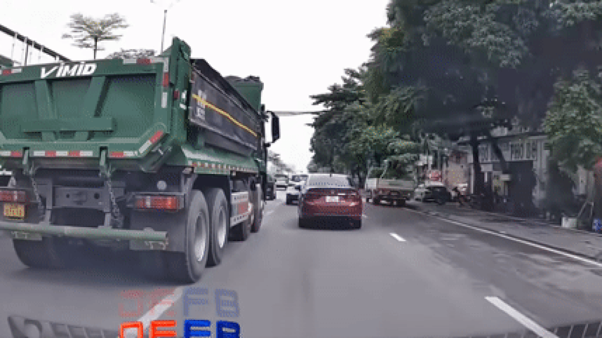 Chuyển làn bất cẩn, xe ben gây họa cho nhiều phương tiện trên đường - Báo VietnamNet