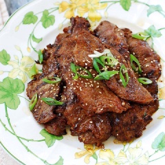 Cho thịt bò nướng ra đĩa, gói với rau xà lách và kim chi để ăn cùng thì tuyệt ngon! Với cách làm thịt bò nướng và tẩm ướp gia vị như thế này đảm bảo ai ăn cũng mê!