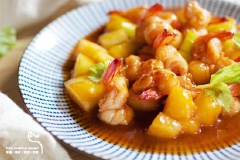 Khi hỗn hợp sệt lại thì bạn cho 1 thìa đường vào, khuấy cho đến khi hỗn hợp hơi sệt lại thì cho tôm và dưa lưới vào, đảo tầm 10 giây rồi tắt lửa và trình bày ra dĩa.
