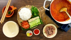 Nước lèo đã có, chuẩn bị thêm hủ tiếu, thịt bò và các loại rau sống ăn kèm thôi. Hủ tiếu ăn món này đúng điệu sẽ dùng loại hủ tiếu bản lớn gần bằng sợi phở, mua hủ tiếu khô sau đó đem trụng chín. Thịt bò thái lát mỏng trụng qua nước sôi cho chín tái. Các loại rau gồm rau quế, rau húng thơm, dưa leo, khế, chuối chát và cà chua.