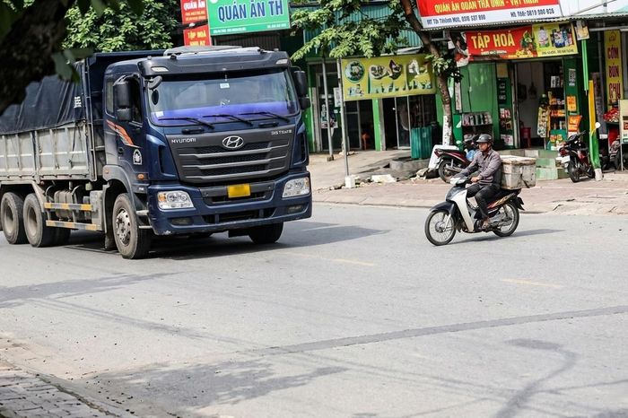 Cùng phóng tốc độ cao qua ngã tư, xe máy tông ngang xe tải ở Thanh Hóa - Báo Xây Dựng