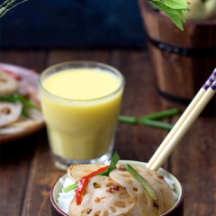 Làm nóng chảo với dầu ăn, cho ớt khô và hạt tiêu vào xào đến khi thơm thì hạ bớt lửa và cho tiếp gừng, tỏi băm vào đảo đều khoảng vài phút. Mở lửa lớn sau đó nêm 1/4 muỗng cà phê muối, 1 muỗng canh nước tương vào khuấy đều rồi thả củ sen vào xào chín. Cuối cùng thêm 1 muỗng canh giấm, hành lá cắt khúc, ớt chuông đỏ xắt lát vào đảo thêm vài phút thì tắt bếp. Cho củ sen ra dĩa và thưởng thức.