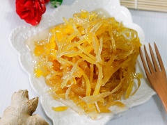 Chờ mứt nguội cho ra đĩa là có thể mang ra mời khách thưởng thức ngay hoặc cho vào hũ đậy nắp kín dùng dần. Mứt gừng thơm dẻo ngọt với những củ gừng tươi cắt sợi, ngào đường cùng thơm cắt nhỏ hạt lựu cho món mứt dẻo thơm, vàng vàng bắt mắt, đem đến nhiều may mắn cho ngày Tết.