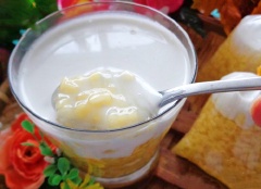 Chè nguội đặt vào ngăn mát tủ lạnh 2-3 tiếng. Trước khi dùng múc nước cốt dừa với lượng vừa ăn vào, khuấy đều lên là được.