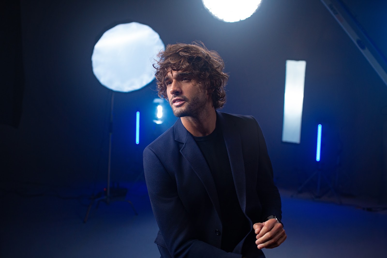 Marlon Teixeira em cenario de luz azul na campanha RARO