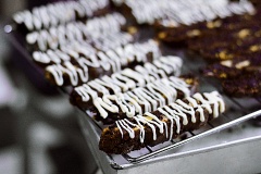 Cho 100gr chocolate trắng vào túi bắt bông kem, cắt đầu bao 1mm, bóp hình zic zac lên bánh. Chờ chocolate cứng lại là được. Hoặc nhúng bánh vào chocolate trắng, để ngăn mát 5 phút cho chocolate cứng lại.