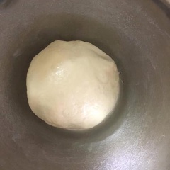 Trộn men nâu với sữa tươi, 20g đường cho tan rồi cho bột mì, dầu ăn, muối, baking soda, vào trộn đều. Nhào bột cho đến khi bột mịn không dính tay là được. Cho bột vào một chiếc nồi phủ một chút dầu ăn để bột không bị khô rồi đem ủ chỗ kín như lò vi sóng khoảng 40 phút đến khi bột nở gấp đôi là được.
