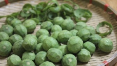 Gọt sạch vỏ sấu.