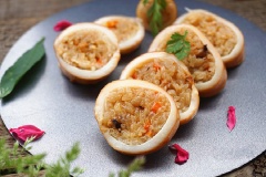 Bày mực nhồi lên dĩa và thưởng thức khi còn nóng. Món mực nhồi xôi hấp vừa ngon vừa lạ miệng và không chứa quá nhiều dầu mỡ rất thích hợp dùng trong bữa tiệc gia đình đấy.