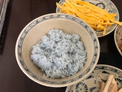 Dùng lại cái chảo đó, thả cà rốt lên xào sơ, sau đó cho vài muỗng canh nước vào xào đến khi cà rốt chín. Khi cơm đậu biếc đã chín, bạn bới cơm ra, cho một ít cơm lên lá rong biển, nhớ dàn cơm ra sao cho thật mỏng nhưng cũng không làm cơm loang lổ nhé.