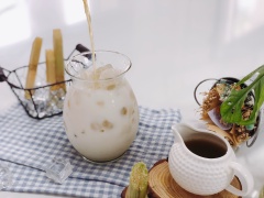 Sau khi hoàn tất phần kem thì ta có thể pha chế món nước uống được rồi, chỉ cần cho đá vào ly, đổ lần lượt nước mía, sữa tươi rồi múc lớp sữa bỏ lên trên.