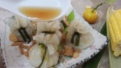 Pha nước chấm cùng 3 muỗng dầu hào, 8 muỗng nước lọc, 1 muỗng cà phê đường và 1/4 muỗng bột ngọt. Bắc lên bếp nấu cho hòa tan. Cho há cảo ra đĩa, rắc thêm hành phi, rau răm và chan nước chấm là có thể thưởng thức rồi.
