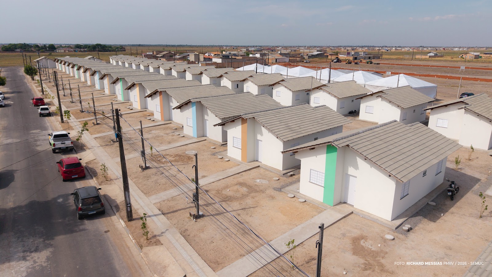 Autoridades municipais e federais em cerimônia de entrega de moradias em Boa Vista