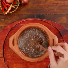 Pha nước mắm: Cho 2 muỗng canh nước mắm, 2 muỗng canh đường, 100ml nước lọc, 1/2 muỗng cà phê tiêu xay.
