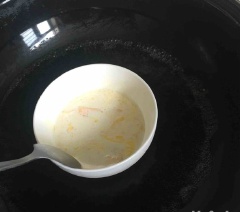 Cho bơ, phô mai, kem sữa béo, đường vào bát trộn đều. Rồi cho hỗn hợp vào nồi hấp cách thủy cho đến khi các nguyên liệu tan chảy.