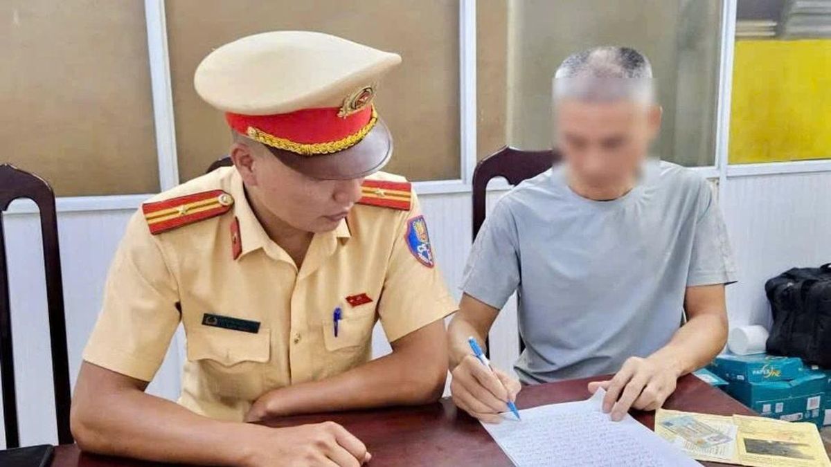 Phạt lái xe làm rơi đất ra đường Võ Chí Công - Đài Phát thanh và truyền hình Hà Nội